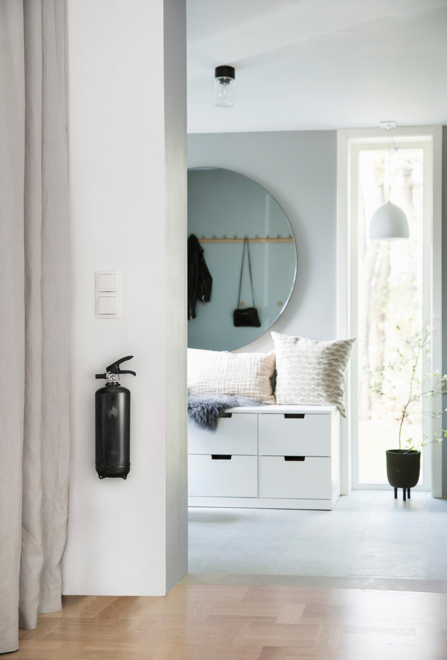 Svart pulversläckare i hemmamiljö - Housegard design svart