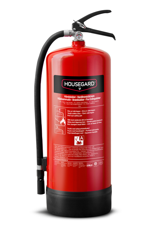 Housegard 9 liter vattenbrandsläckare WAE9HR-B – frilagd produktbild med svart slang och röd behållare
